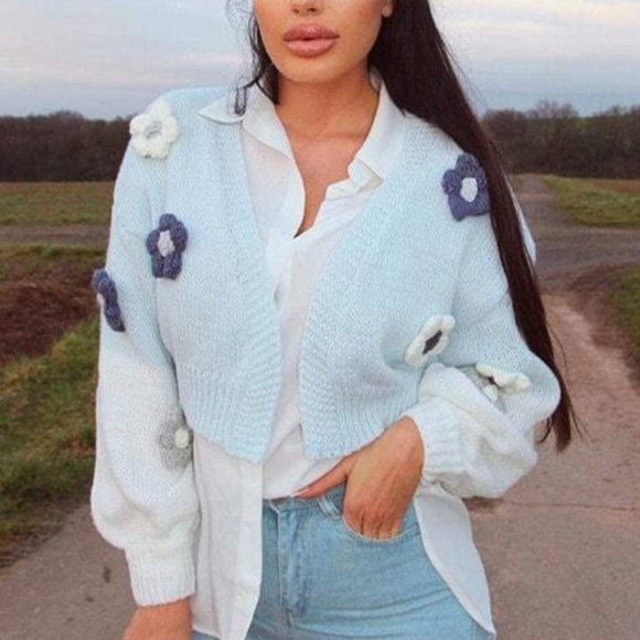 Cozy Baby Blue Floral Floral applique Cropped Open Front Cardigan - Picture 2 of 6